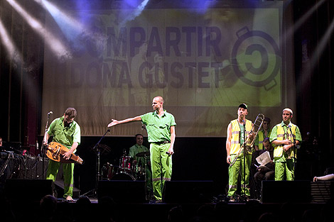 Actuaci´con del grupo Compartir dona gust