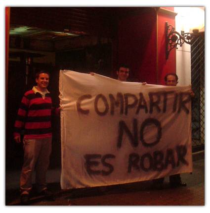 pancarta COMPARTIR NO ES ROBAR