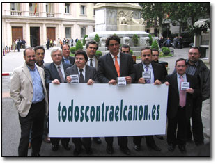 Representantes de la plataforma todoscontraelcanon en la entrada del Senado Entrega de firmas en el Senado