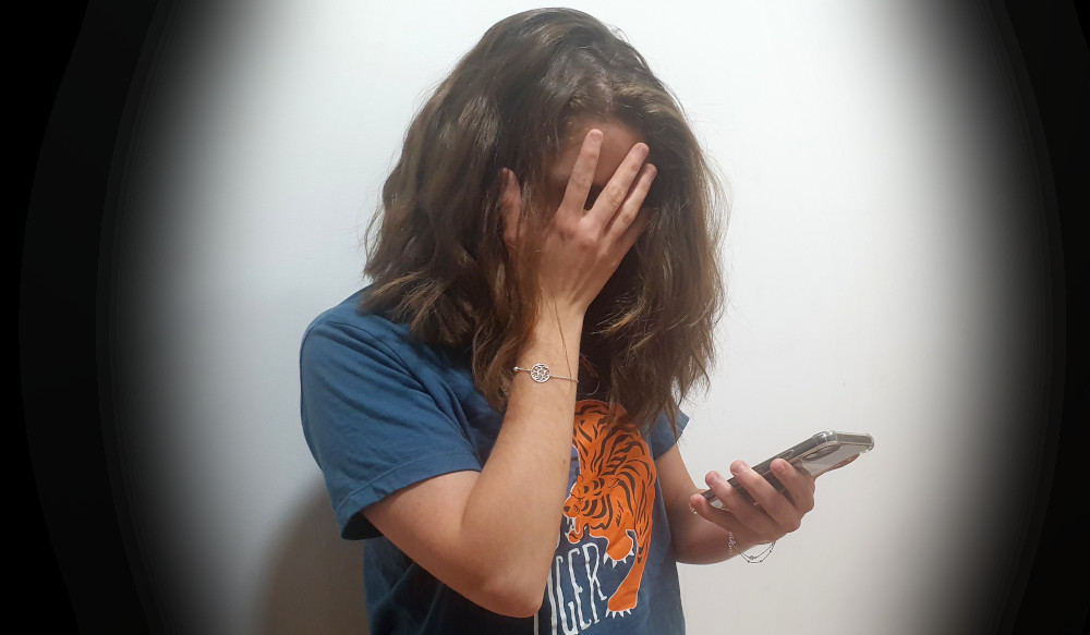 Chica acosada en el movil