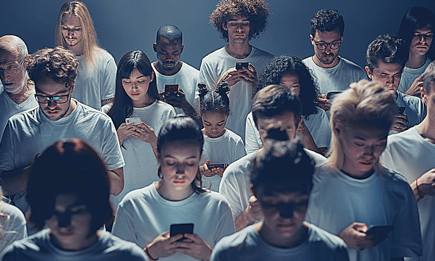 Gente mirando sus redes sociales en moviles