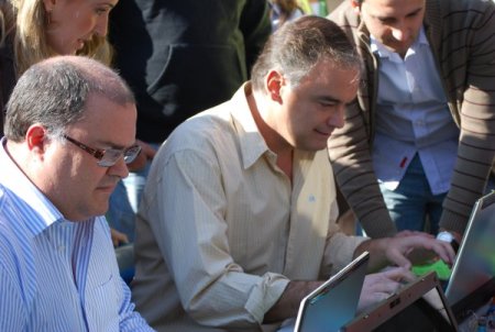 Gonzalez Pons y el Conseller Fernando de Rosa firmando en todos contra el canon