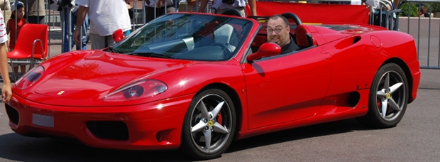 Victor en su ferrari